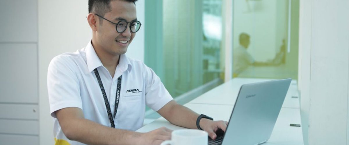 Karyawan-Adira-Insurance-beraktivitas-di-kantor-pusat,-Graha-Adira,-Pancoran