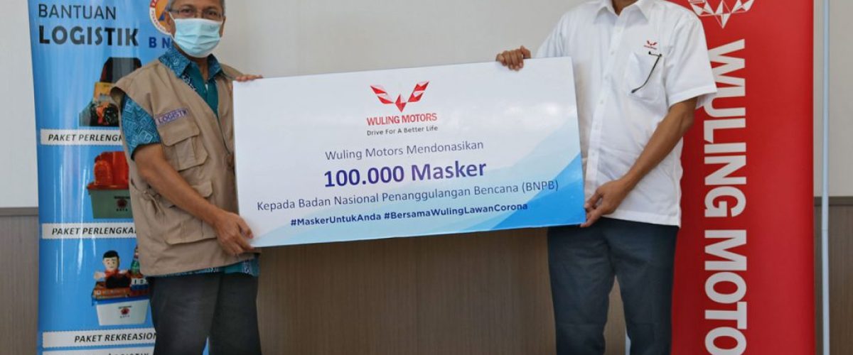aksi-sosial-wuling-motors-bagikan-masker