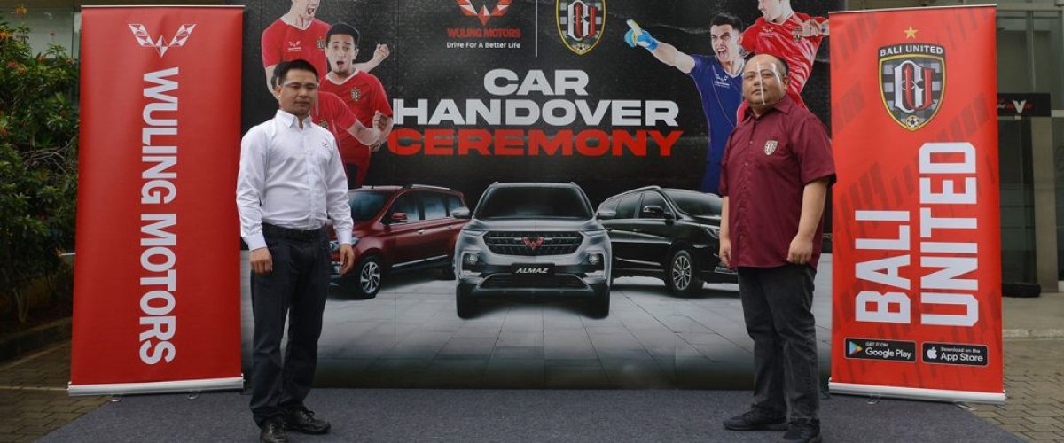 Serah-terima-simbolis-Wuling-Yabes-Tanuri,-CEO-Bali-United