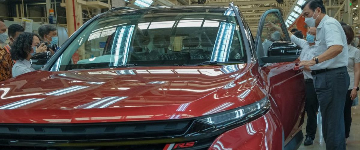 Menko Marves Melihat Proses Produksi Almaz RS di Pabrik Wuling_edited