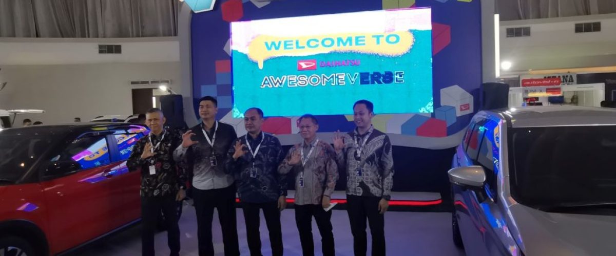 Manajemen Daihatsu berfoto bersama saat pembukaan Booth Daihatsu di GIIAS 2022 Semarang pada 23 November 2022