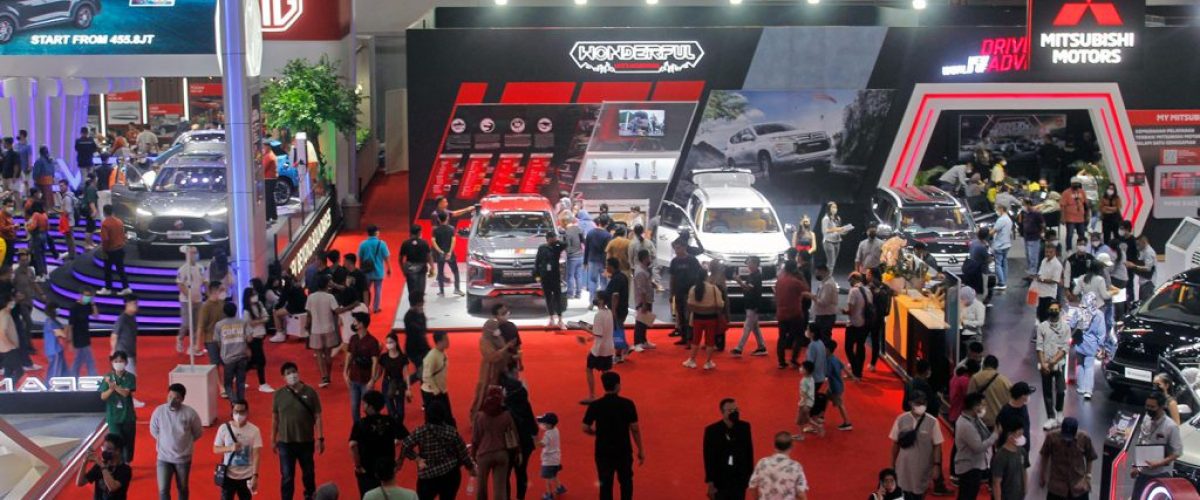 Suasana-pengunjung-IIMS-2023