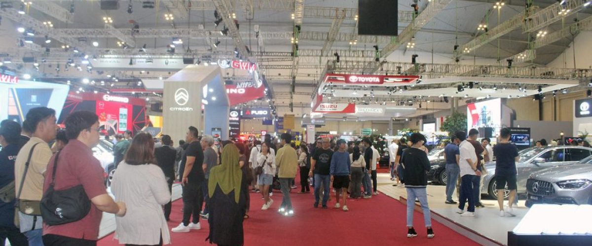 Suasana-pengunjung-GIIAS-2023