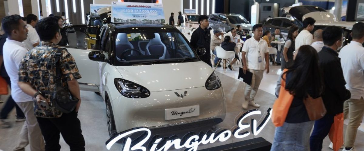 Wuling menampilkan unit display kendaraan listriknya yang telah dipasarkan di Indonesia pada BCA Expoversary 2024 yang terdiri dari BinguoEV dan Air ev