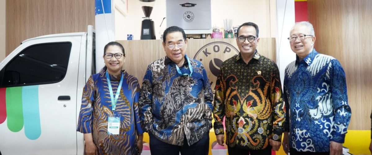 Foto bersama Menteri Perhubungan RI, GAIKINDO, dan Manajemen Daihatsu Indonesia di depan Daihatsu GranMax yang didesain menjadi mobil Cafe Kopi di GIICOMVEC 2024