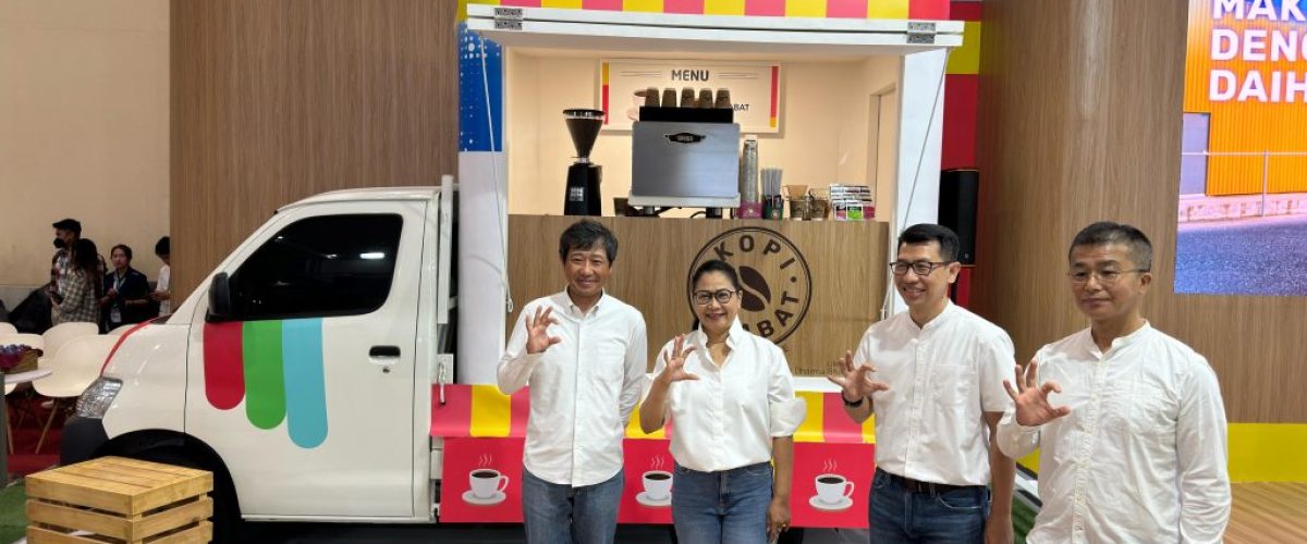 Manajemen Daihatsu berfoto bersama di depan unit Gran Max Cafe pada pembukaan booth Daihatsu di GIICOMVEC, JCC, Senayan pada 7 Maret 2024