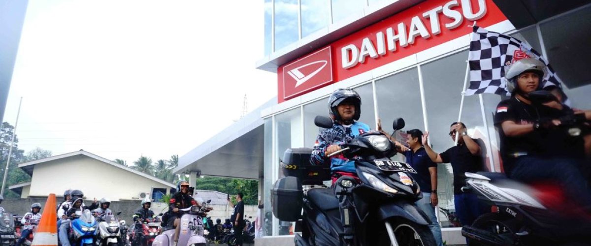 Agenda Rolling Thunder komunitas roda di Daihatsu Kumpul Sahabat Bitung 2025